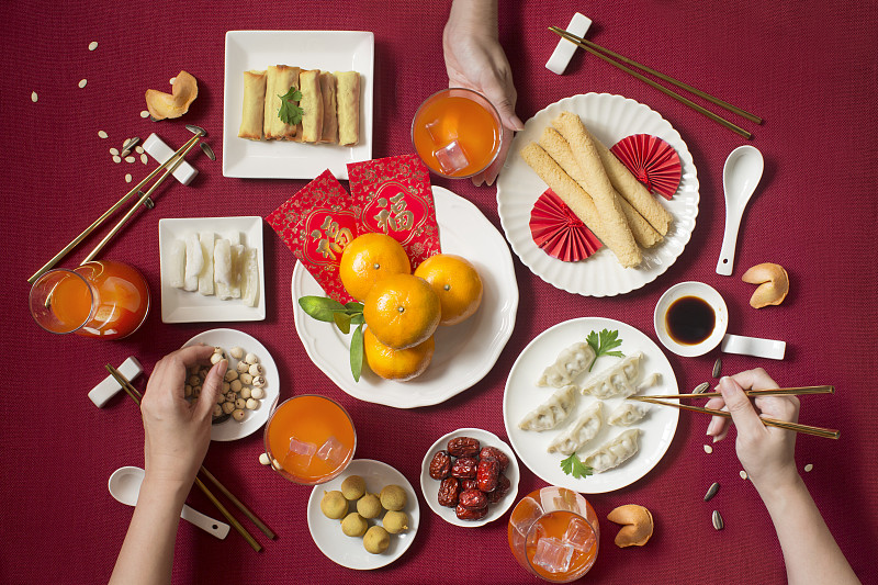 平铺了中国新年吃喝的静物。图片下载