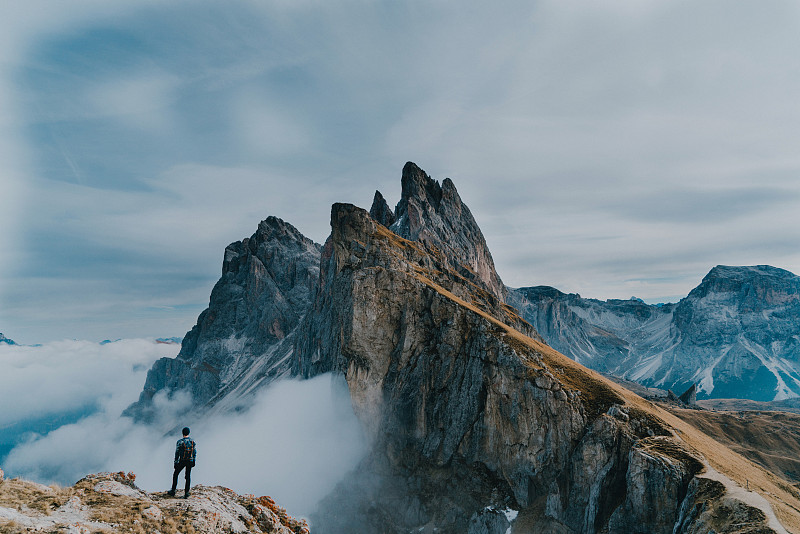 一名男子在Dolomites的Seceda山附近徒步旅行图片下载