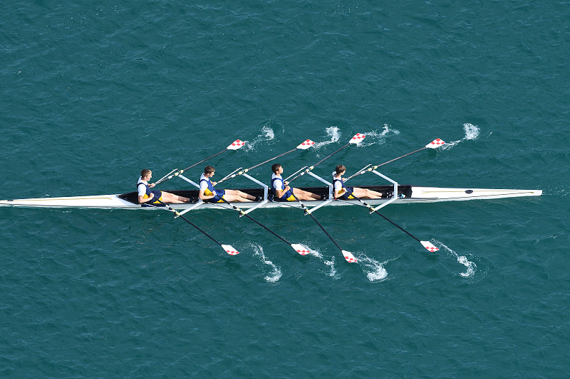 男子四人划艇队在比赛，湖流血，斯洛文尼亚图片下载