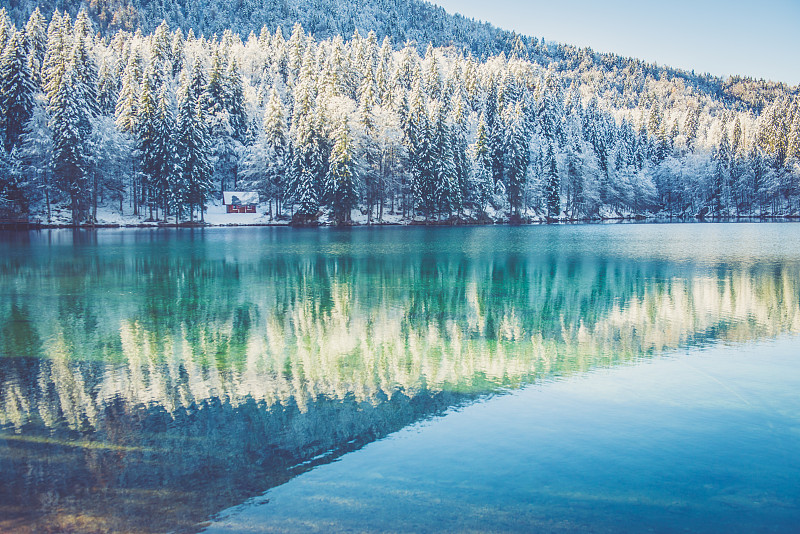 美丽的阿尔卑斯山在冬季湖泊倒影图片素材