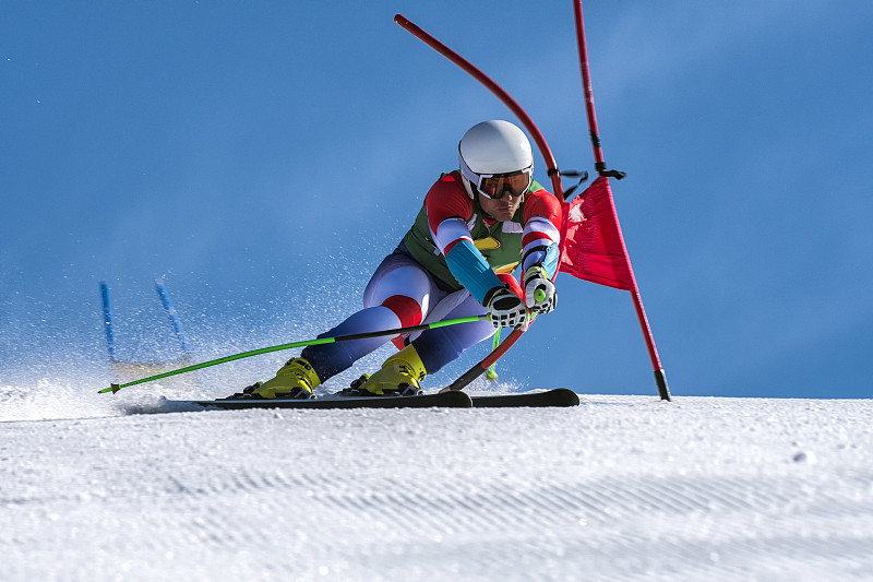 在大回转比赛的专业高山滑雪运动员的正面视图图片下载