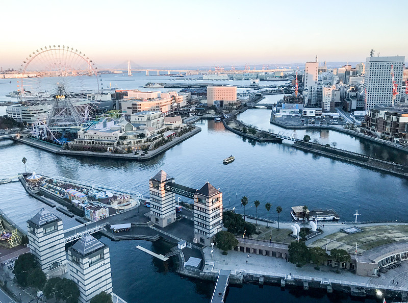 日落时横滨海边的鸟瞰图图片下载