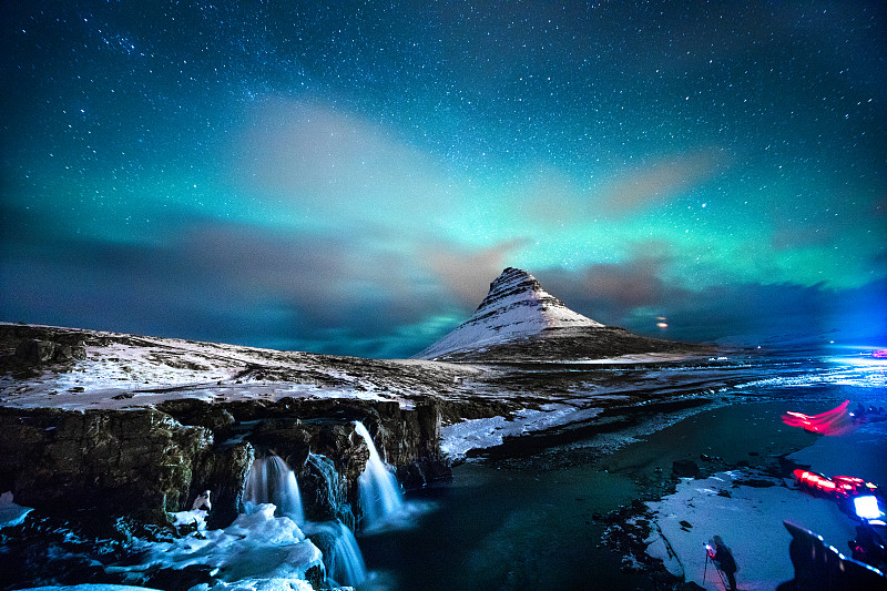 冰岛柯克丘山的北极光图片下载