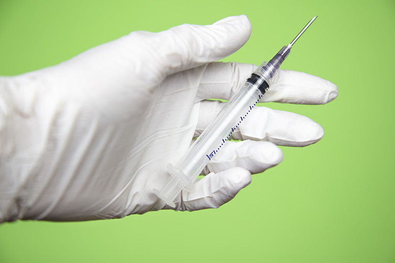 卫生工作者准备疫苗。用皮下注射器，特写。医学的概念图片下载