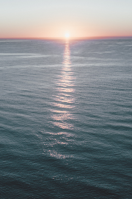 日出时的清晨海景浪漫的垂直背景图片素材