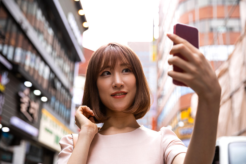 优雅的韩国女人在汉城市中心图片下载