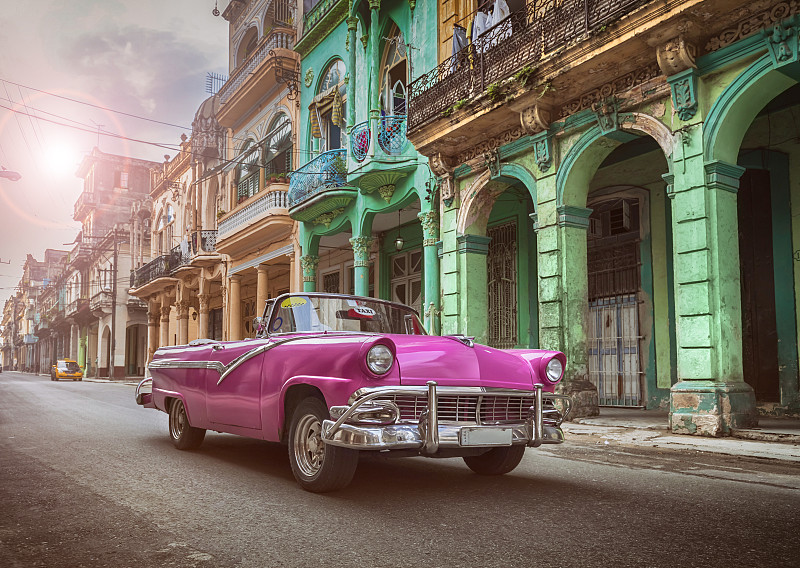 古巴哈瓦那老城的老式经典粉色美国老式敞篷车图片下载