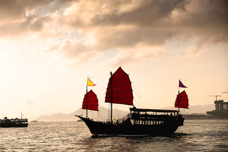 香港夕阳下红色帆船特写图片下载