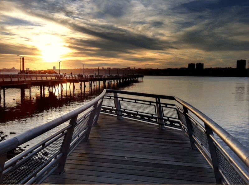 日落时的哈德逊河码头，纽约市，美国图片下载