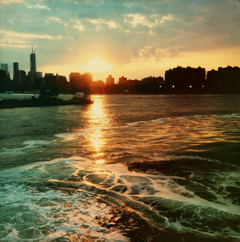 哈德逊河流动与天际线在日落背景，纽约，纽约，美国图片下载