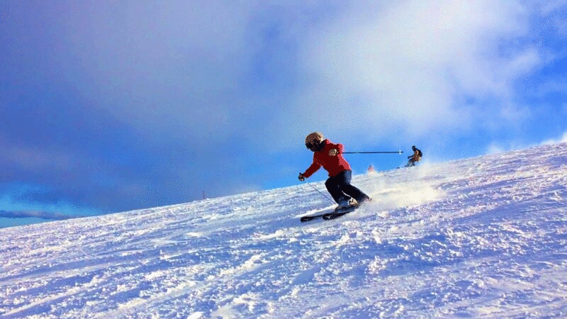 滑雪者在滑雪斜坡上与旋转雪在脚图片下载