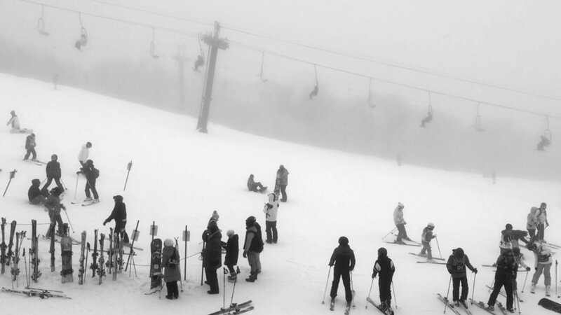 雪天滑雪者在滑雪缆车附近休息插画下载