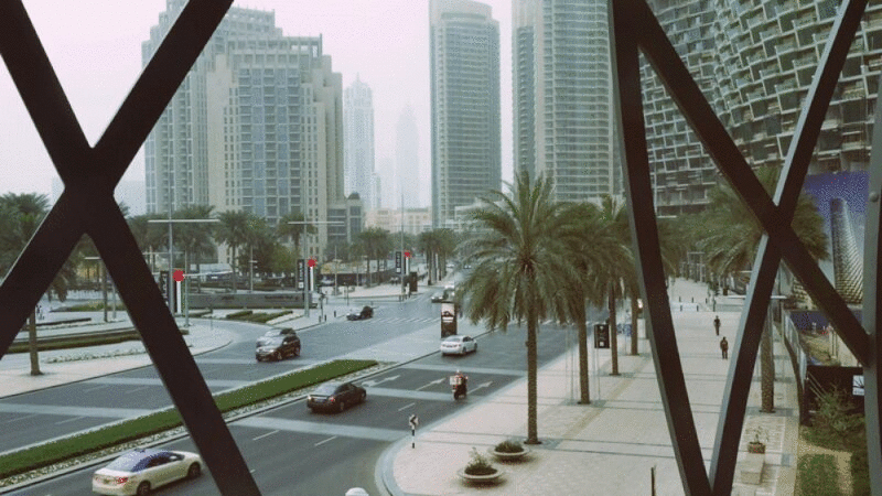 过往车辆的城市街景，迪拜，阿联酋图片下载