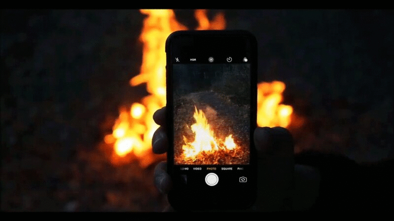 篝火在晚上通过iPhone观看图片下载