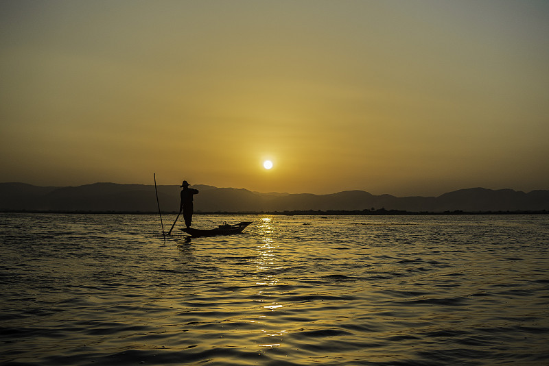 缅甸年瑞湖上的日落图片下载
