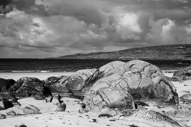 爱尔兰克利夫登的岩石和后方的大海图片素材