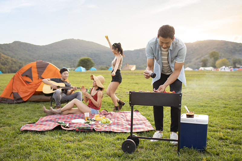 快乐的年轻朋友在户外野餐图片素材