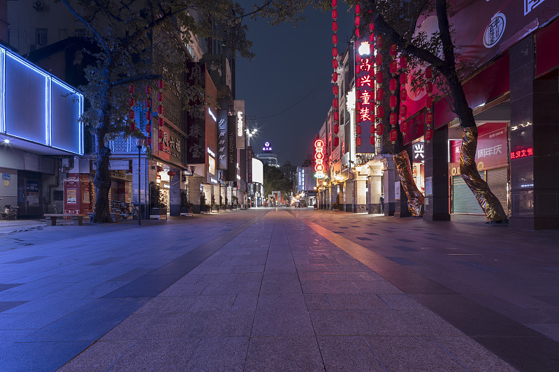 广州北京路商业步行街岭南文化砖石路面夜景图片素材
