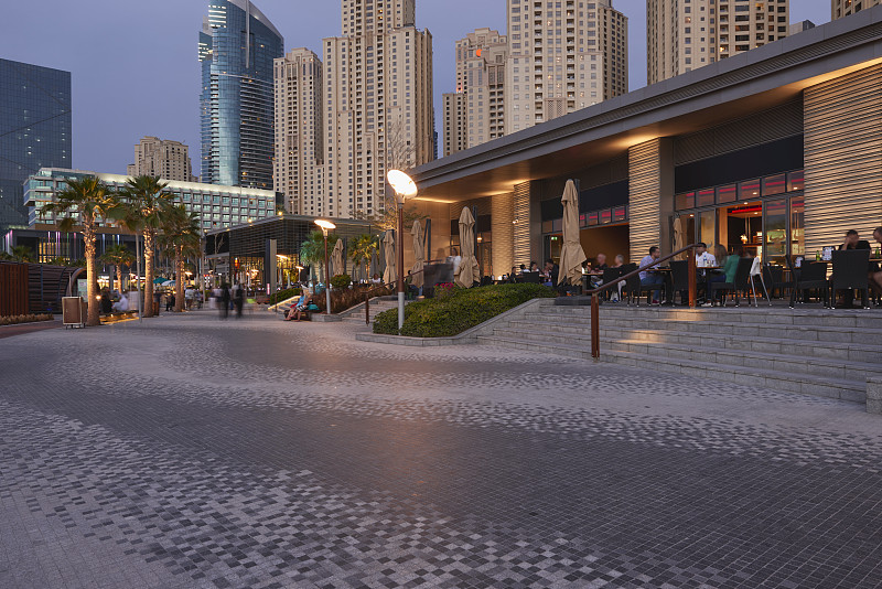 黄昏时分的迪拜CBD休闲广场图片下载