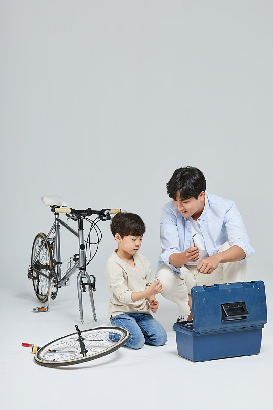 爸爸，儿子，孩子，自行车，修理图片素材