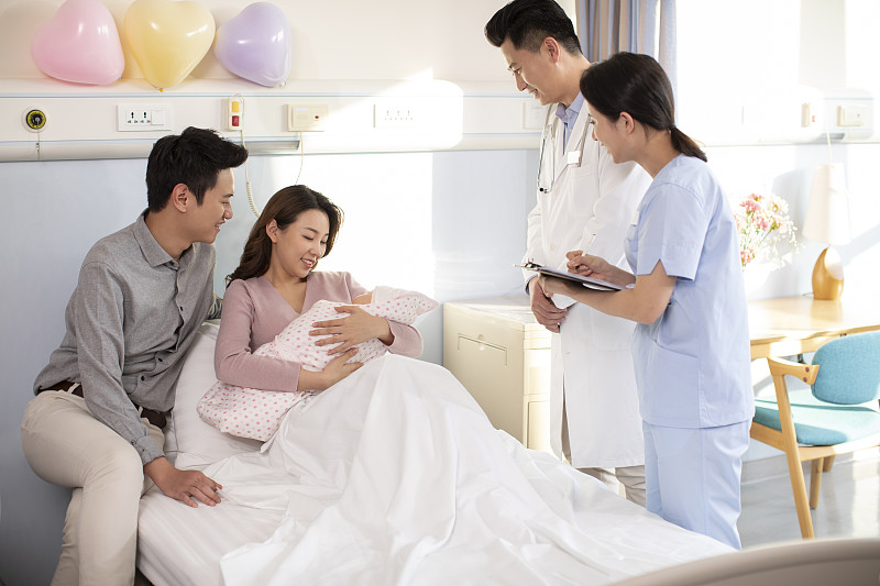 医生和新手父母在病房里图片下载
