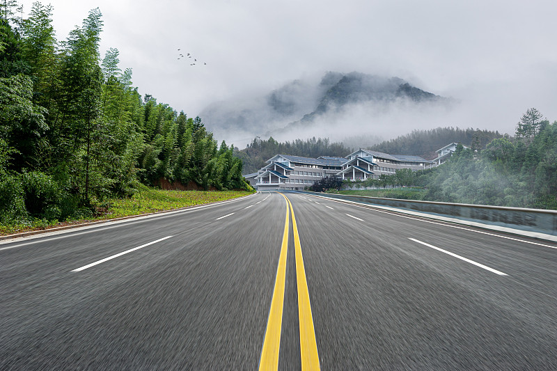 郊外的道路和云雾缭绕的大山图片下载