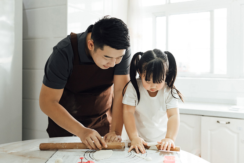 亚洲父女两人正在厨房里做烘焙面包图片下载