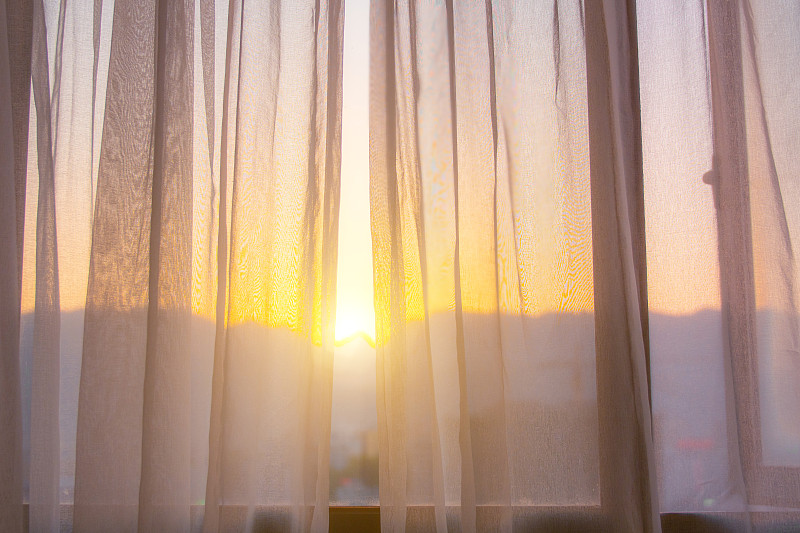夕阳下的窗帘图片下载