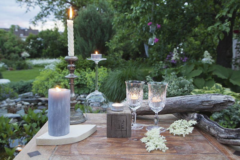 花园里的桌子上放着蜡烛和茶灯图片素材