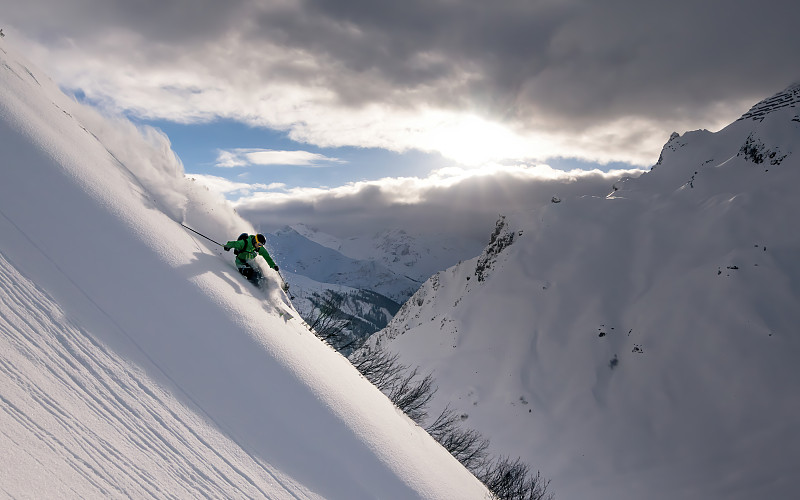 奥地利莱赫，在陡峭的雪坡上滑雪图片素材