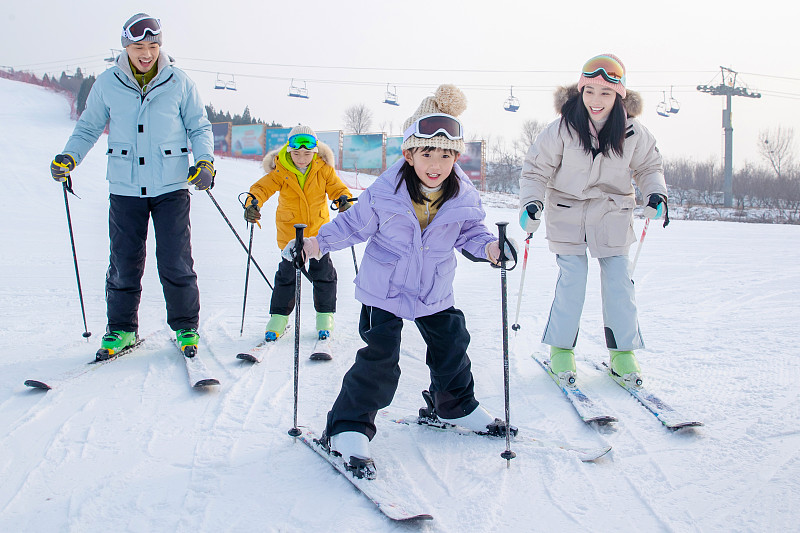滑雪场内滑雪的年轻家庭图片下载