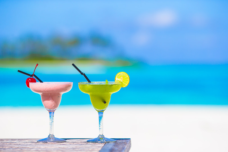 热带沙滩上两杯美味的鸡尾酒图片下载