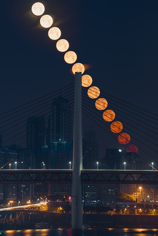 重庆千斯门大桥清晨月亮下落过程景观图片素材