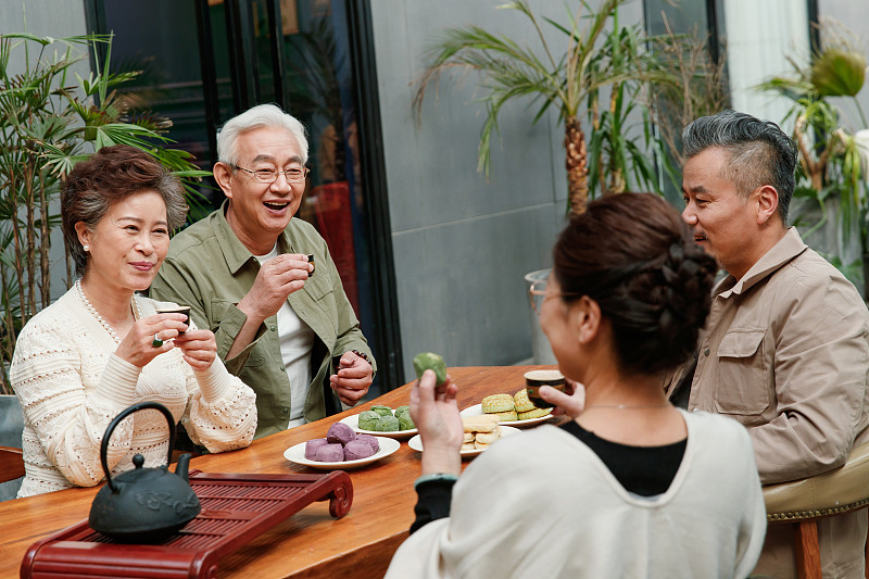 中老年人喝茶聊天图片下载