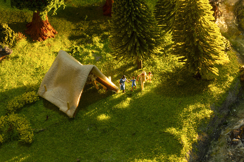 小人模型一家四口户外微景观露营郊游创意静物图片素材