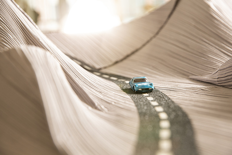 夕阳下玩具汽车和沙漠沙丘公路创意微景观静物图片下载