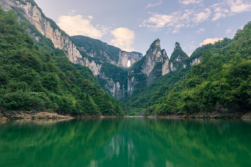 中国张家界天门山自然风景,绿色的自然背景。图片下载