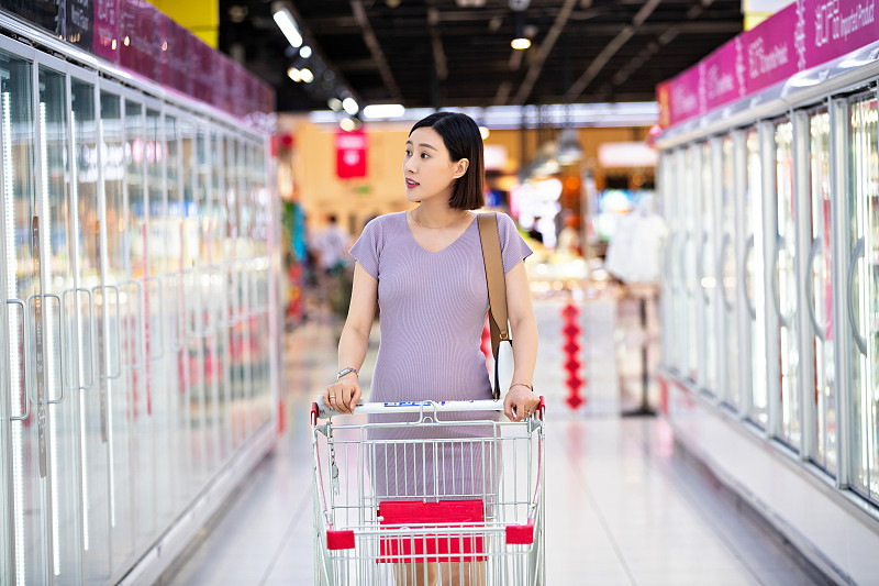 孕妇在超市购物图片下载