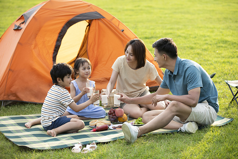 快乐的年轻家庭在户外野餐图片素材