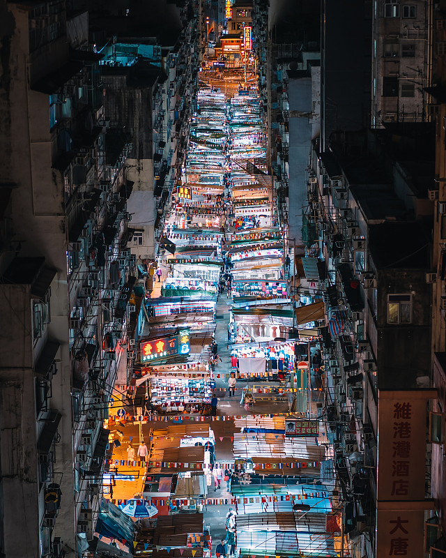 夜晚仍旧灯火通明的香港庙街图片下载