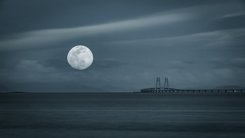 利用双重曝光，将港珠澳大桥与一轮明月共同勾勒出海上生明月的画图片下载