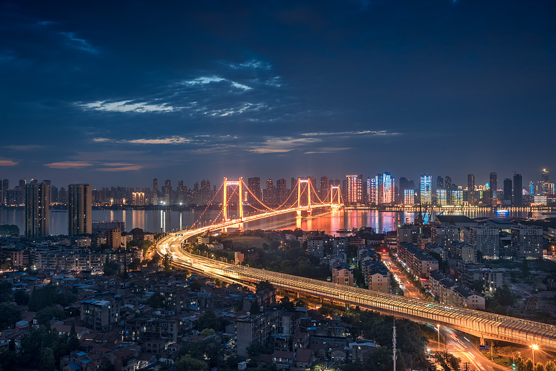夜晚的鹦鹉洲长江大桥图片素材