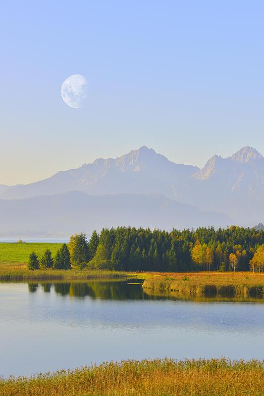 福格森湖附近的Fuessen，月亮，安mergebirge山脉，Ostallgaeu区，巴伐利亚，德国，欧洲，复合，欧洲图片素材