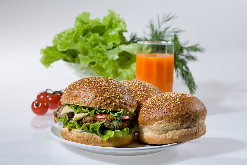 素食汉堡配上果汁和蔬菜图片素材