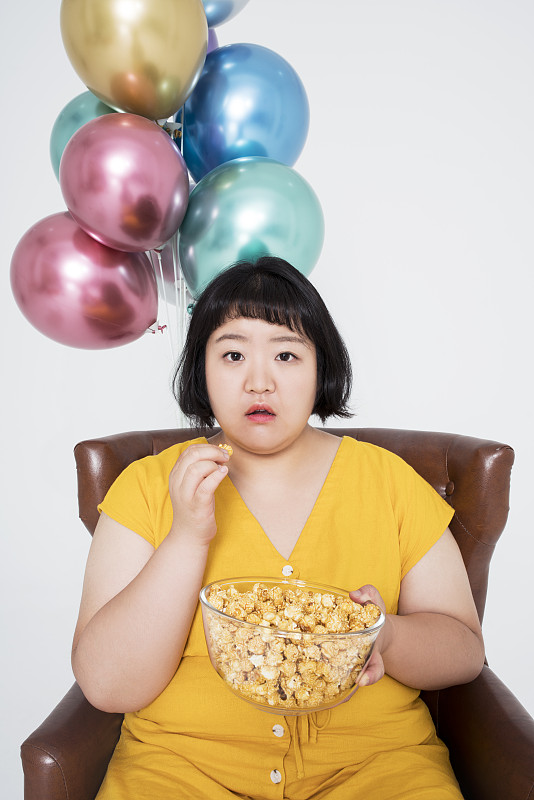 胖女人吃爆米花图片下载