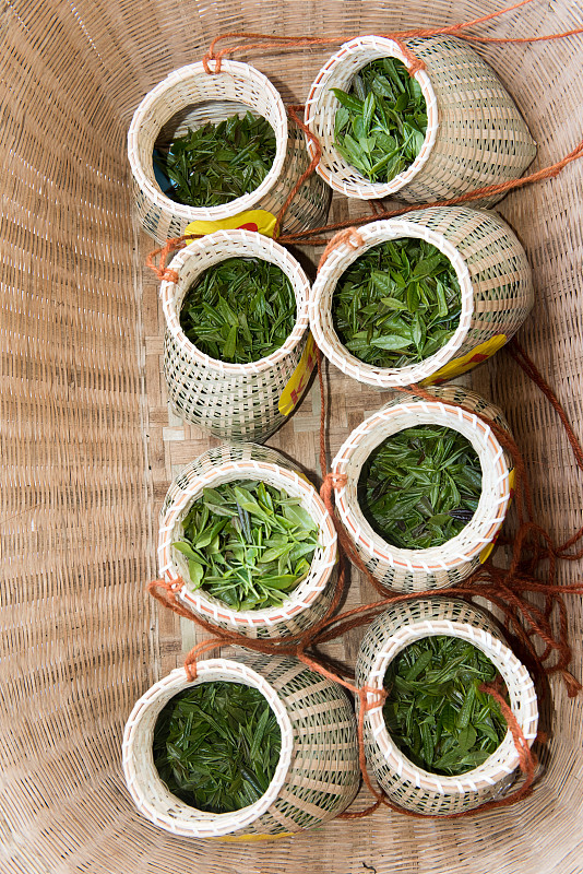 茶篓装的新鲜的绿茶茶叶图片下载