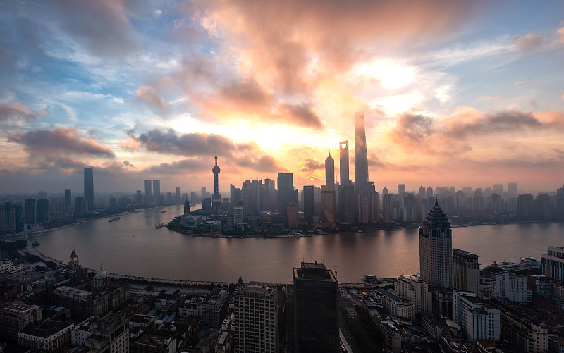 日出时分的全景上海图片素材