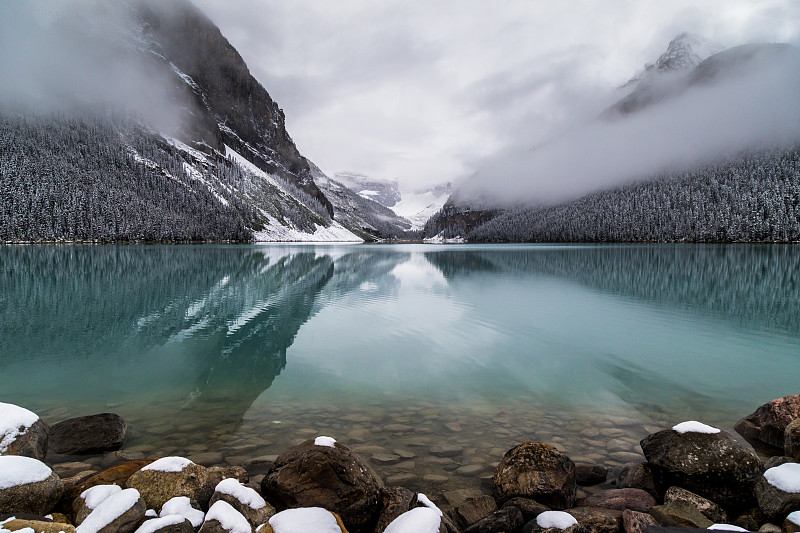 风景湖由雪山对天空，班夫，加拿大图片下载