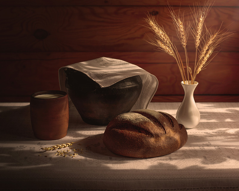 桌子上碗里面包的特写图片下载