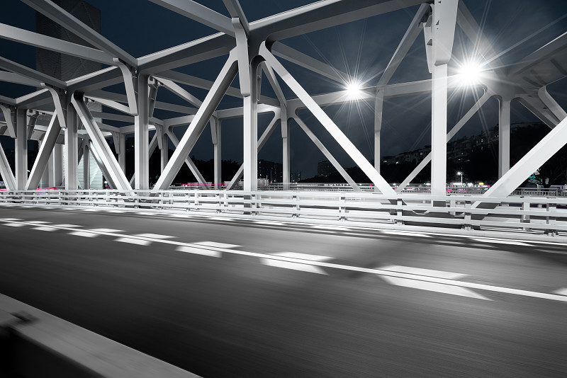 经典结构钢铁悬索桥的广州番禺光明大桥逆光的公路图片下载